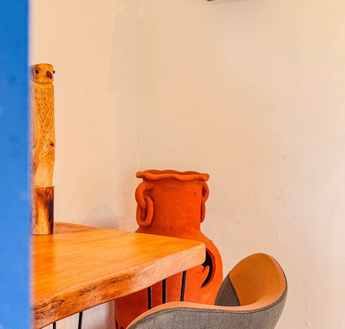 Mesa de trabalho de madeira e cadeira na área de estar da Suíte Sertão