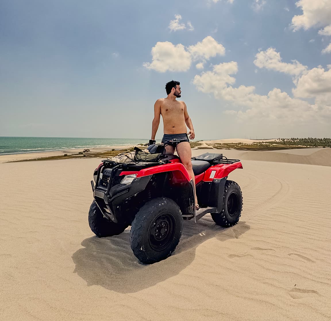 Passeio de quadriciclo nas dunas do Preá, próximo à Casa Mareser