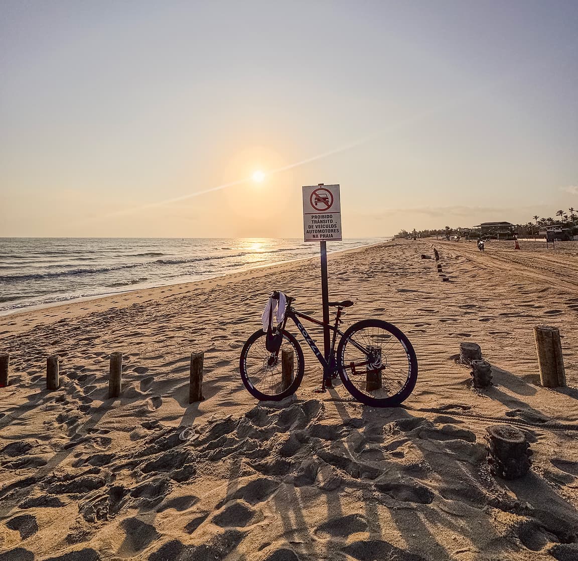 Bicicleta estacionada na praia do Preá ao pôr do sol