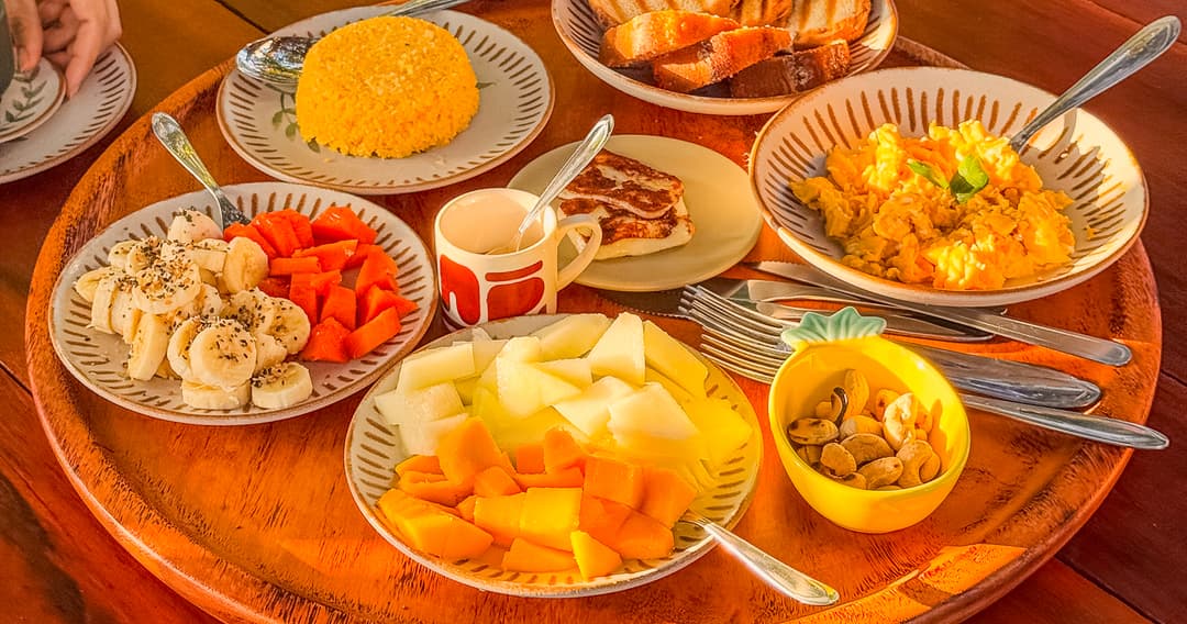 Mesa de café da manhã de autor da Casa Mareser, com frutas frescas, ovos, tapioca e sucos