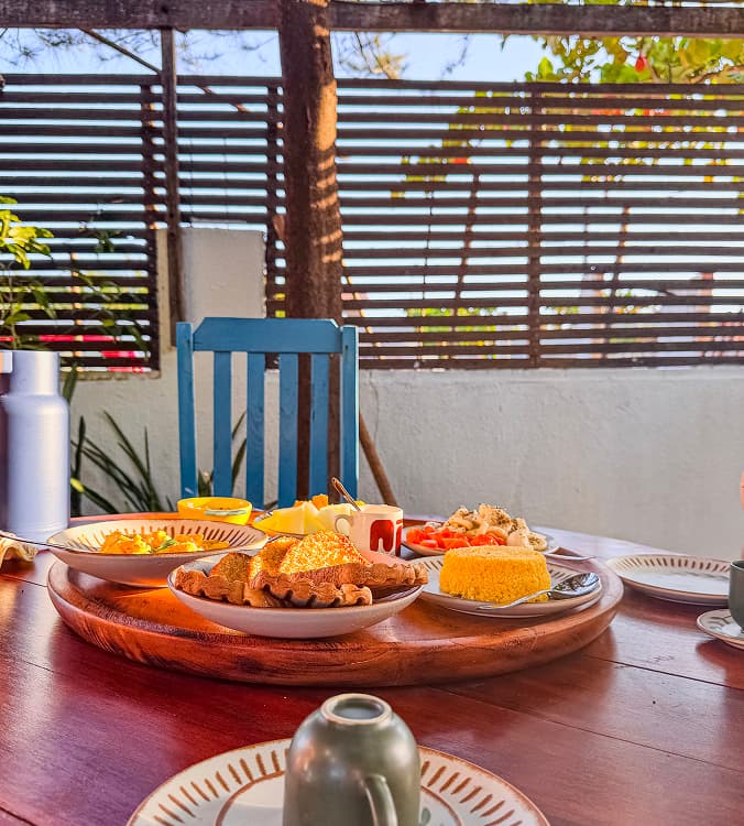 Café da manhã servido na varanda da Casa Mareser